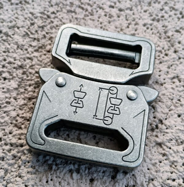 Cobra style side release buckle clasp